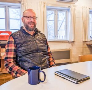 Christian Aagaard forklarer om museets arbejde med at rydde op og gøre orden i samlingen. Foto: Rasmus Mark Pedersen.