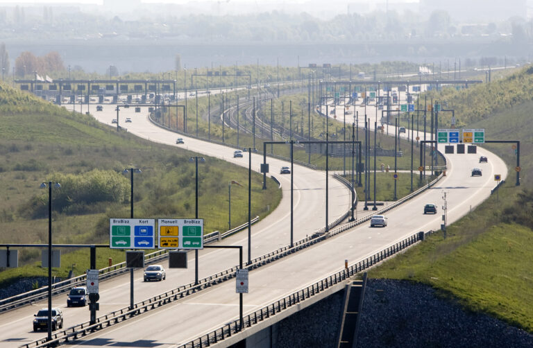 Knap 25.000 personbiler krydsede Øresundsbroen hver dag i månederne juni til august. Foto: Øresundsbron.